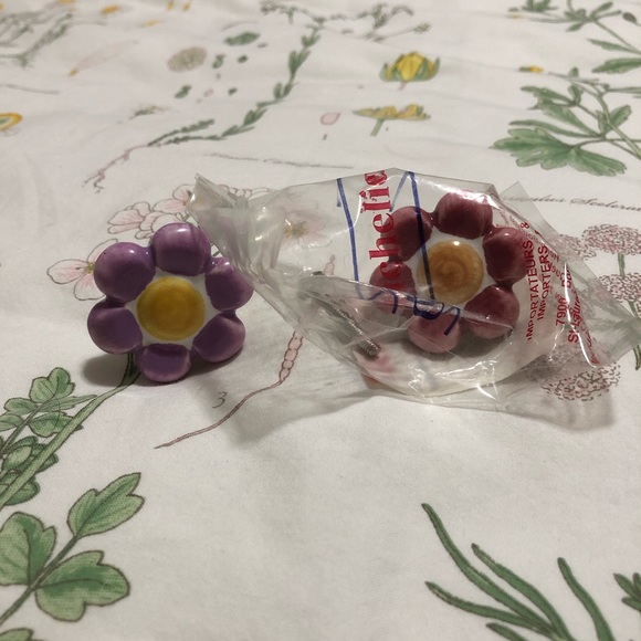 Richelieu Purple Ceramic Flower Drawer Door Knobs - Picture 6 of 6